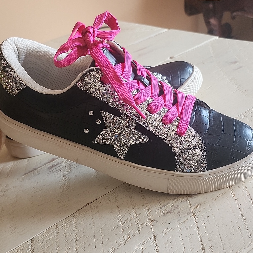 Size 9 Hey Girl Women's Black Croc-Texture Glitter Sneaker with Pink Laces - Picture 2 of 6